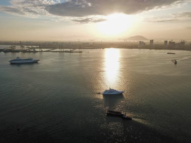Deniz suyunda gemi gezisi..