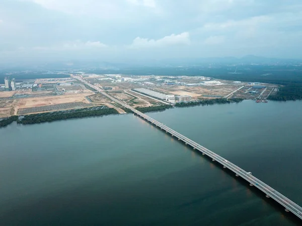 Sultan Abdul Halim Muadzam Şah Köprüsü Batu Kawan şehrine bağlanıyor.