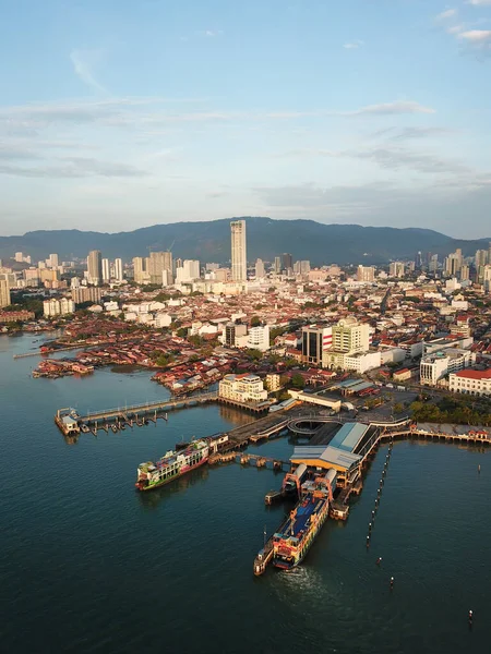 Penang-Fähre am Morgen bei blauem Himmel. — Stockfoto