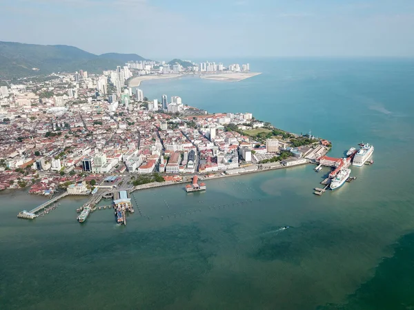 Georgetown şehrinin arka planında, Swettenham Limanı yakınlarında bir tekne hareket ediyor.. — Stok fotoğraf