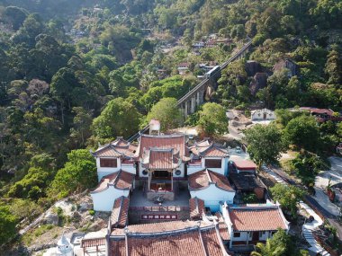 Aerian view Thien Kong Than Tapınağı ve funicular araba demiryolu.