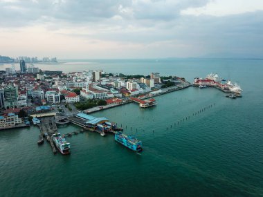 Mavi feribot Penang terminaline varıyor..