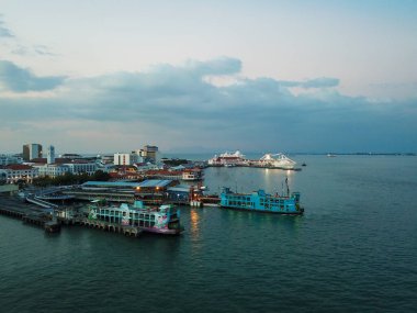 Gece terminalde hava görüntüleme feribotu.