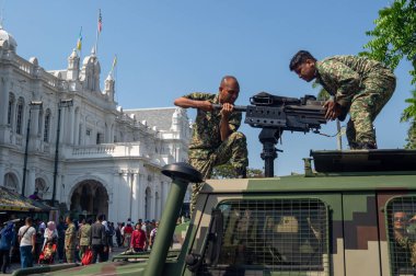 Malezya ordu sergisi sırasında makineli tüfek ayarları.