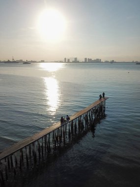 Tan Jetty 'deki tahta köprüye turist ziyareti..