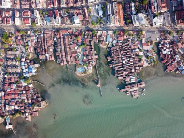 Pengkalan Kaynakları 'nda Jetty Klanı havadan aşağı bakıyor..