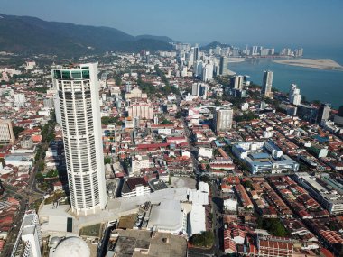 Hava manzaralı KOMTAR ve mavi gökyüzündeki eski miras kasabası.