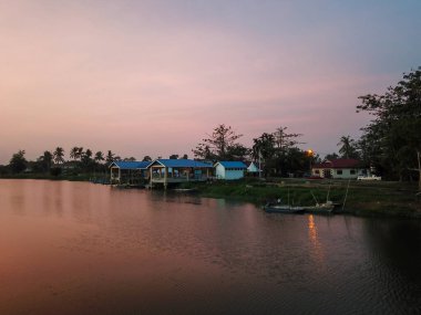 Alacakaranlıkta balıkçı köyü.