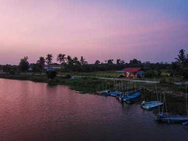 İnanılmaz günbatımı saatinde balıkçı köyü.