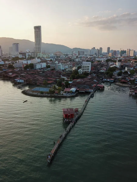 Luftaufnahme Holzbrücke am Tan Jetty mit Hintergrund KOMTAR-Gebäude. — Stockfoto