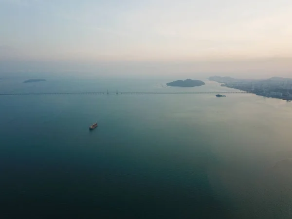 Повітряний вид на мальовничі краєвиди моря біля мосту Пенанг. — стокове фото
