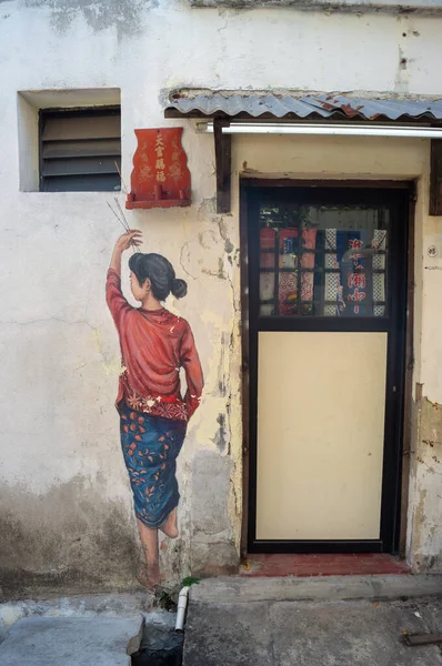 Mural uma senhora chinesa queimar joss stick no beco . — Fotografia de Stock