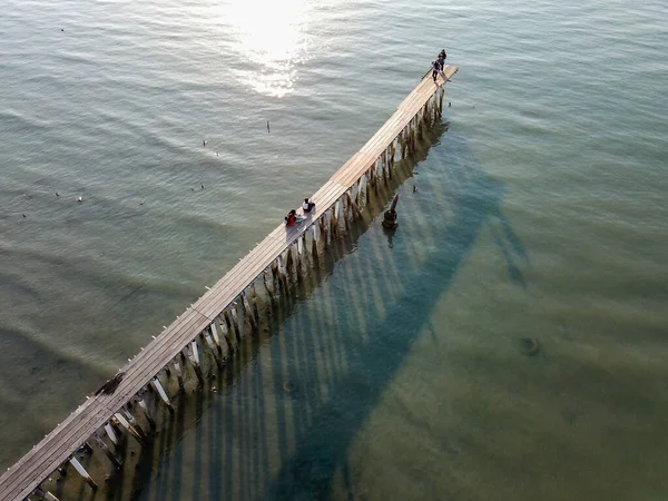 Vista aérea olhar para baixo ponte de madeira com sombra no molhe do clã , — Fotografia de Stock