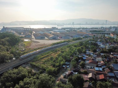 Elektrik Tren Servisi (ETS) Penang Sentral 'a doğru ilerliyor.