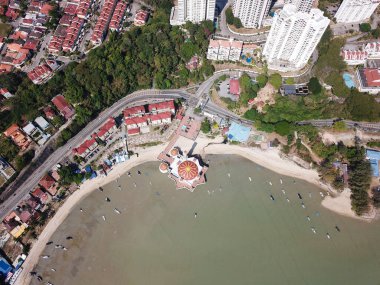 Tanjung Bungah sahilinin yakınındaki yüzen camii kuş bakışı..