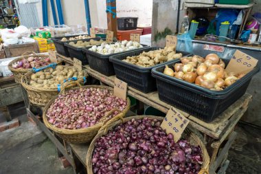 Piyasada soğan satışı.