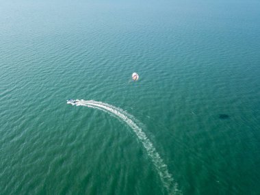 Denizdeki hava paraşütü.