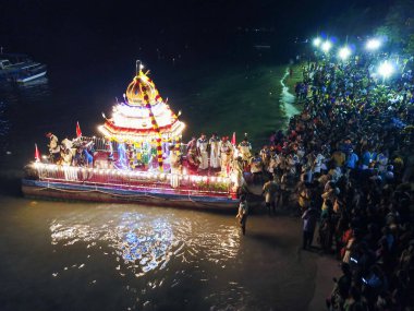 Sri Singamuga Kaliamman Tapınağı 'nda dindarlarla birlikte yüzen at arabası.