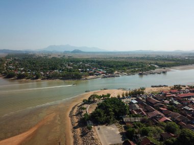 Kuala Muda balıkçı köyünün sabah manzarası.