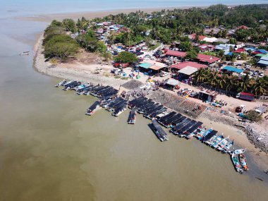 Kuala Muda kıyılarında bir balıkçı teknesi..