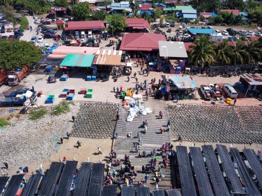 İnsanlar iskeleden deniz ürünleri satın alıyor..