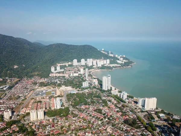 Flygfoto Tanjung Bungah stad i blå himmel. — Stockfoto