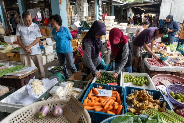 Lokale groenten kopen op de ochtend markt. — Stockfoto