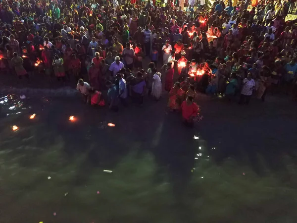 Hinduističtí oddaní uvolňují lampu na moře během festivalu Masi Magam Theppa Thirunal — Stock fotografie