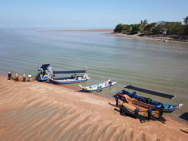 Fisherman park the boats at seashore for cleaning the net. — Stock Image Fisherman park the boats at seashore for cleaning the net. Stock Picture