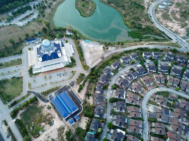 Bertam 'da evleri olan Abdullah Fahim Camii kuş bakışı..