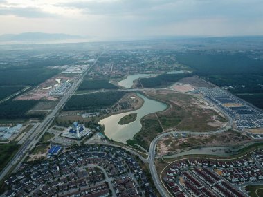 Bertam kasabasındaki hava manzaralı Abdullah Fahim Camii.