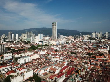 Arka planda KOMTAR binası olan Penang Heritage Klanı iskelesi.