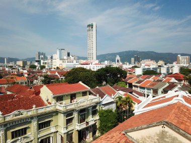 Arka plan KOMTAR binası olan çatı katı miras evi.