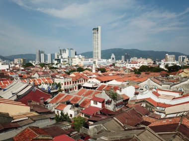 Mavi gökyüzünde KOMTAR ile İHA görüntüleme evi.