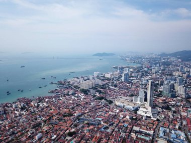 Hava manzaralı Georgetown miras şehri. Penang Köprüsü arkada..