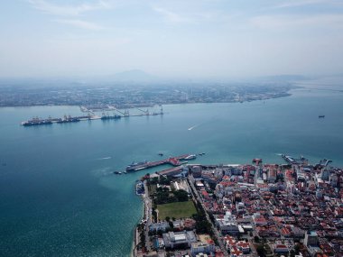 Penang Denizi 'nde hava manzaralı tekne hareket ediyor.