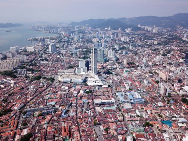 KOMTAR binası şehrin en yüksek binası.