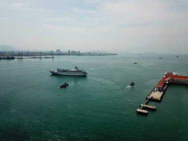 İnsansız hava aracı görüntüsü römorkör kalkışa yardımcı oluyor..