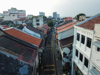 Şehirdeki eski hava manzaralı cadde.