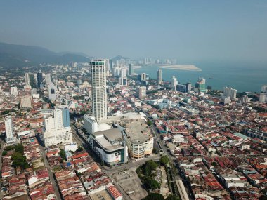 Güneşli bir sabahta hava manzaralı KOMTAR binası.