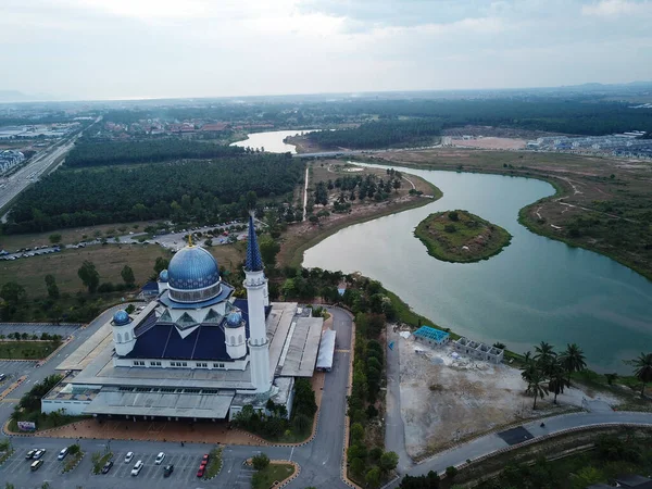 Vista aérea Masjid Abdullah Fahim cerca del lago . —  Fotos de Stock