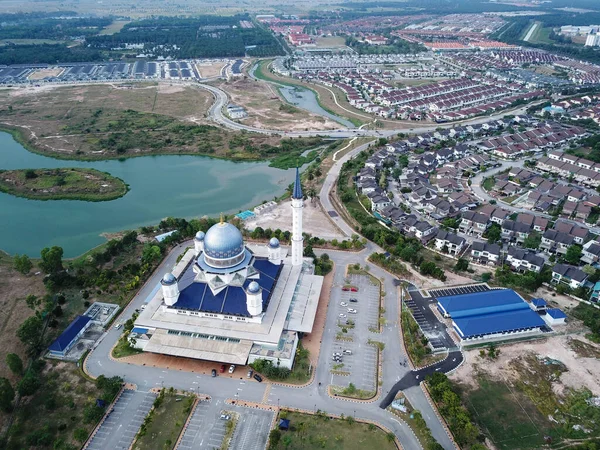 Vista aérea Masjid Abdullah Fahim cerca de la urbanización y el lago azul . —  Fotos de Stock