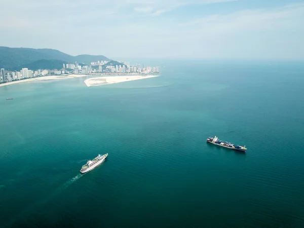 Yolcu gemisi Penang Denizi 'ne hareket ediyor. Arka taraf Gurney Rıhtımı.. — Stok fotoğraf