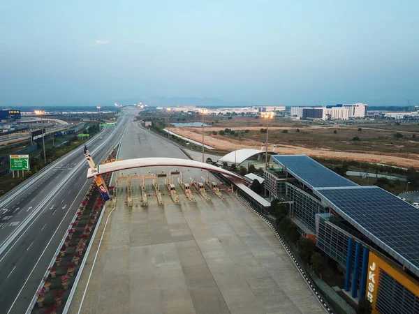 Quase nenhum carro durante a ordem de controle de movimento em Penang Second Bridge pedágio . — Fotografia de Stock