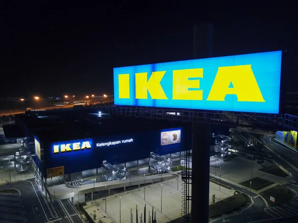 Letrero IKEA por la noche . —  Fotos de Stock