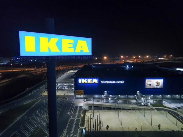 Geceleri IKEA mağazası.