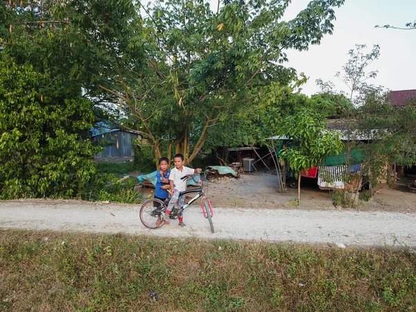 Malays kid cycle at kampung. — Stock Photo, Image