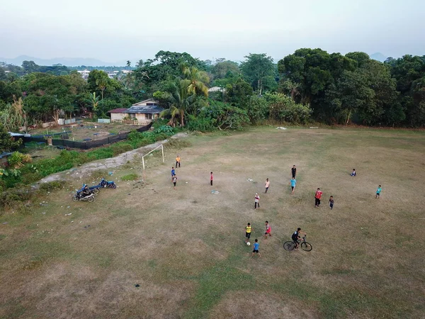Yerel çocuklar futbol sahasında oynuyorlar. — Stok fotoğraf