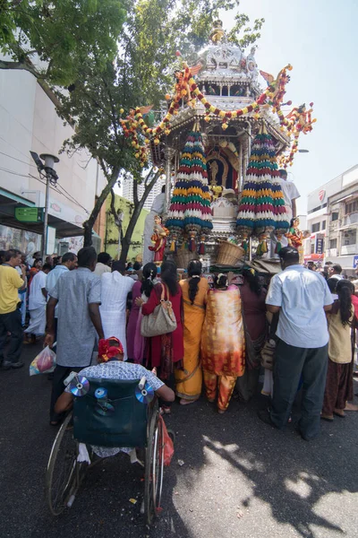 Deficiente devoto seguir carruagem de prata durante Thaipusam festival . — Fotografia de Stock