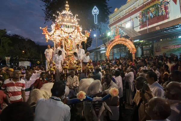 Cow and silver chariot on the way carry lord Muruga back little India — Stok fotoğraf